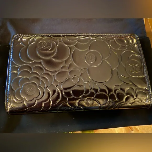 Authentic Chanel Lambskin Camellia Long Wallet - excellent condition - Picture 3 of 7